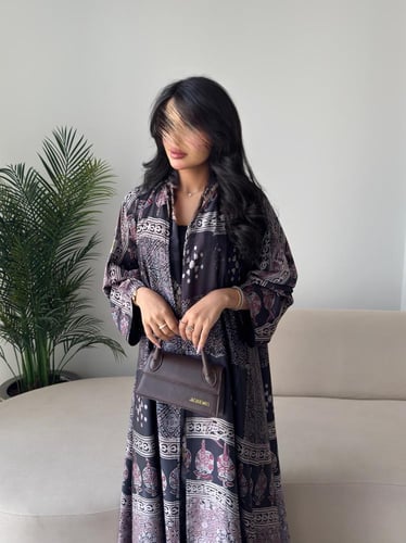 عبايه رقم 848 / القماش حرير / القصه نص كلوش