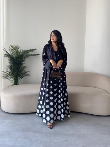 عبايه رقم 835 / القماش حرير ناعم / القصه نص كلوش