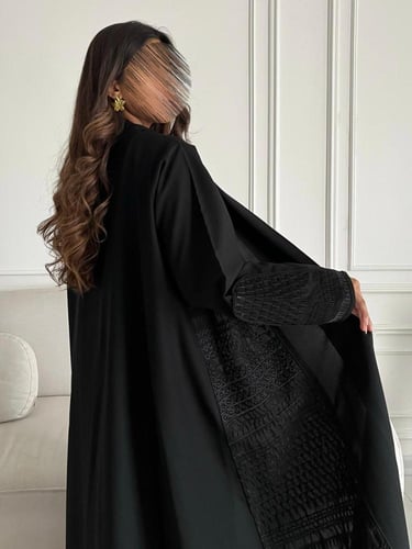 رقم العبايه 728 / القماش كريب المستقبل كوري / القص...