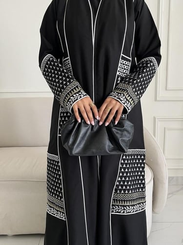 رقم العبايه 807 / القماش كريب المستقبل كوري / القص...