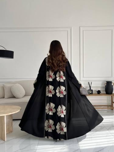 رقم العبايه 600/ القماش كريب لمار / القصه نص كلوش...