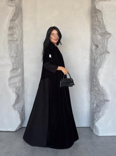 عبايه رقم 895 / القما ش مخمل مع كريب لمار / القصه...