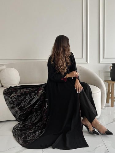 رقم العبايه 704 / القماش كريب ملكي / القصه نص كلوش...