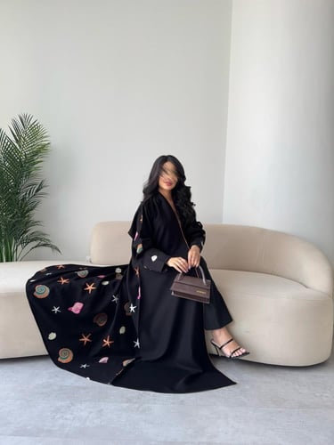 عبايه رقم 820/ القماش كريب المستقبل كوري / تطريز ك...