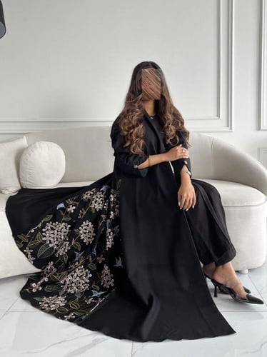 رقم العبايه 703 / القماش كريب المستقبل كوري / القص...