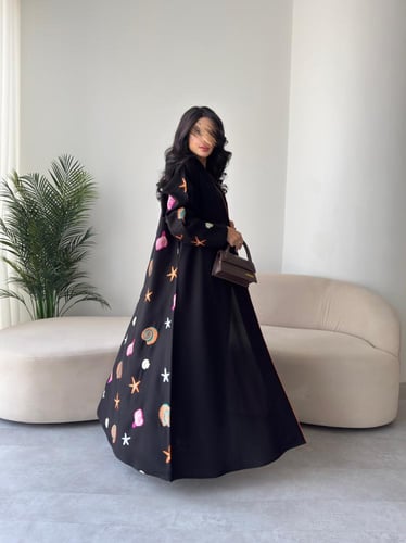 عبايه رقم 820/ القماش كريب المستقبل كوري / تطريز ك...