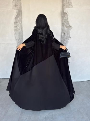 عبايه رقم 895 / القما ش مخمل مع كريب لمار / القصه...