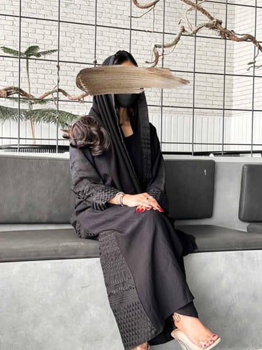 رقم العبايه 645 / القماش كريب المستقبل كوري / القص...