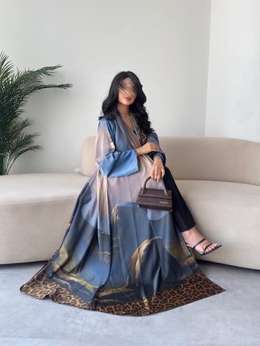 عبايه رقم 832 / القماش حرير ناعم / القصه ربع كلوش