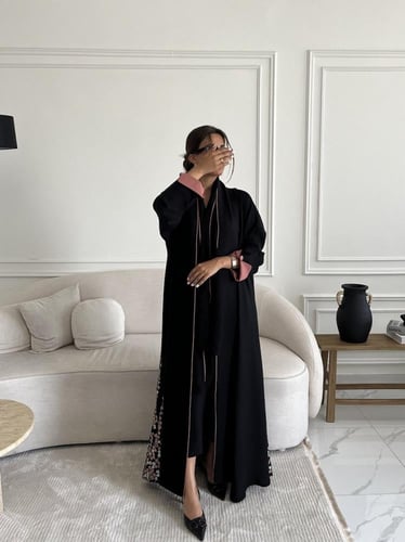 رقم العبايه 501 / القماش كريب المستقبل كوري / القص...