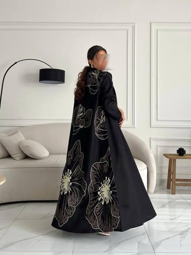 رقم العبايه 643 / القماش كريب المستقبل كوري / القص...