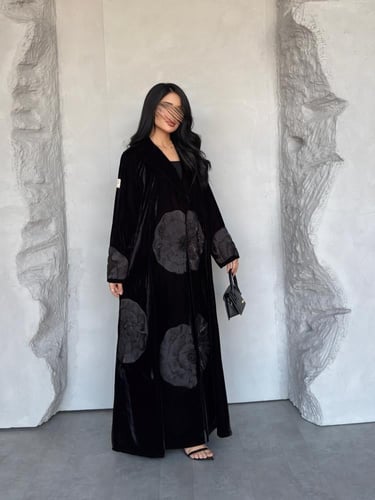 عبايه رقم 898 / القماش مخمل شتوي / القصه نص كلوش /...