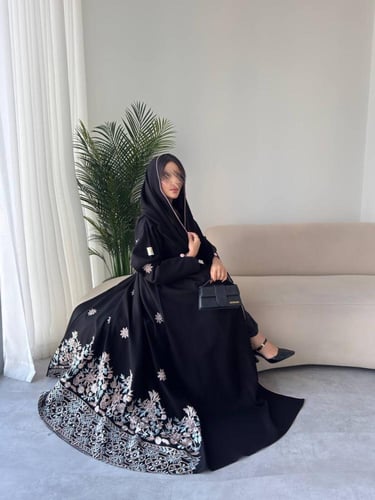 عبايه رقم 853 / القماش كريب المستقبل كوري / القصه...