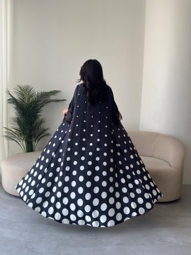 عبايه رقم 835 / القماش حرير ناعم / القصه نص كلوش