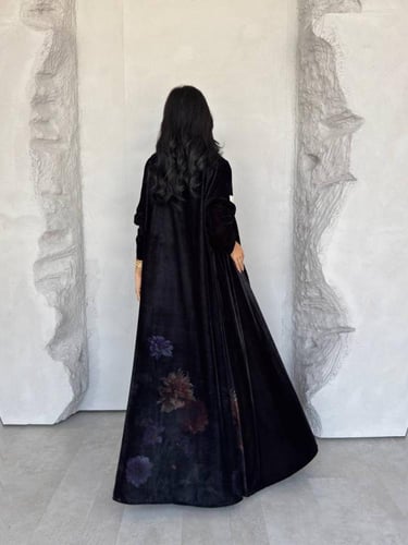 عبايه رقم 885 / القماش مخمل شتوي / القصه نص كلوش /...