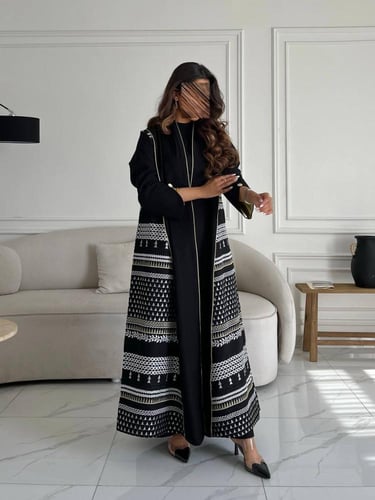 رقم العبايه 649 / القماش كريب المستقبل كوري / القص...