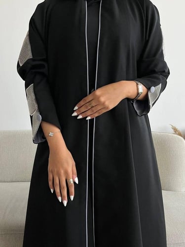 رقم العبايه 714 / القماش كريب المستقبل كوري / القص...