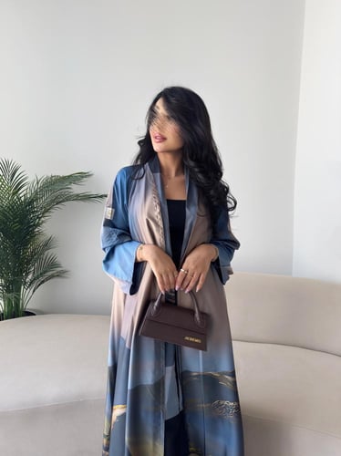 عبايه رقم 832 / القماش حرير ناعم / القصه ربع كلوش