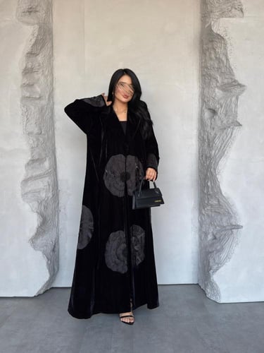 عبايه رقم 898 / القماش مخمل شتوي / القصه نص كلوش /...