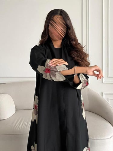 رقم العبايه 732 / القماش كريب المستقبل كوري / القص...