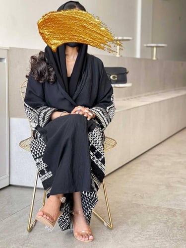 رقم العبايه 532 /القماش كريب لمار / التطريز كمبيوت...