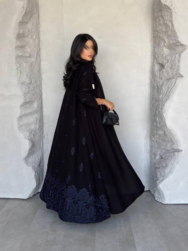 عبايه رقم 852 / القماش كريب المستقبل كوري / القصه...