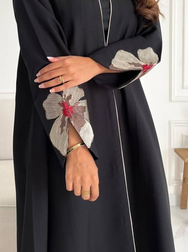 رقم العبايه 600/ القماش كريب لمار / القصه نص كلوش...