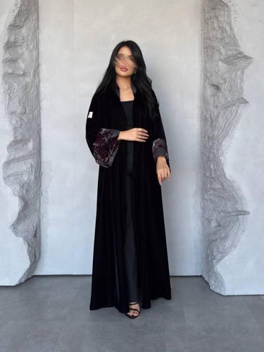 عبايه رقم 882 / القماش مخمل شتوي / القصه نص كلوش /...