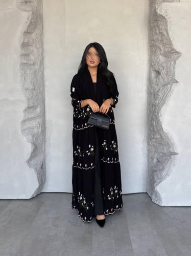 عبايه رقم 854 / القماش شيفون مبطن مع كريب المستقبل...