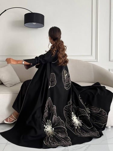 رقم العبايه 643 / القماش كريب المستقبل كوري / القص...