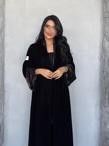 عبايه رقم 889 / القماش مخمل شتوي / القصه نص كلوش /...