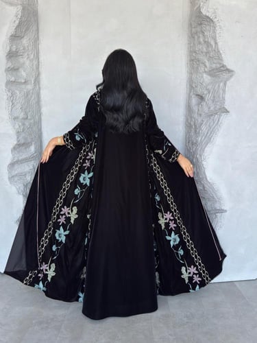 عبايه رقم 879 / القماش مخمل شتوي / القصه نص كلوش /...