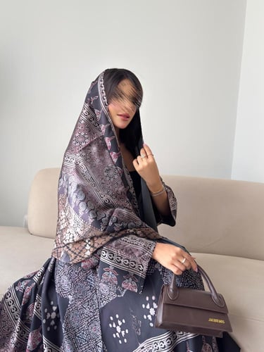 عبايه رقم 848 / القماش حرير / القصه نص كلوش