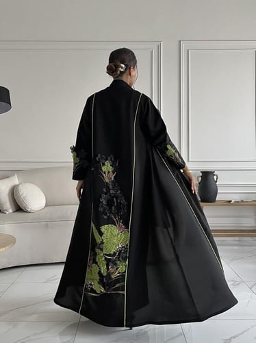 عبايه رقم 921 / القماش كريب المستقبل كوري / البقصه...