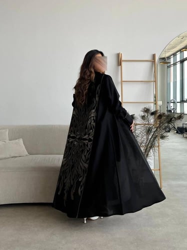 رقم العبايه 554 / القماش كريب المستقبل كوري / القص...