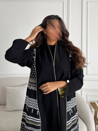 رقم العبايه 649 / القماش كريب المستقبل كوري / القص...