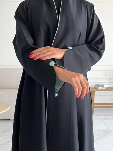 رقم العبايه 576/ القماش كريب المستقبل كوري / القصه...