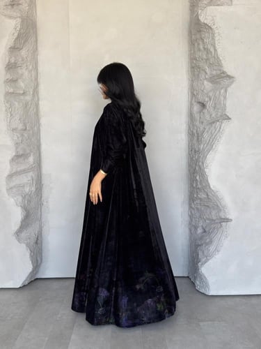 عبايه رقم 889 / القماش مخمل شتوي / القصه نص كلوش /...