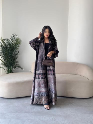 عبايه رقم 848 / القماش حرير / القصه نص كلوش