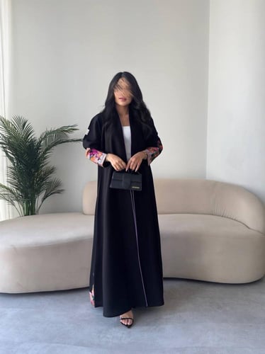 عبايه رقم 830 / القماش كريب المستقبل كوري / القصه...