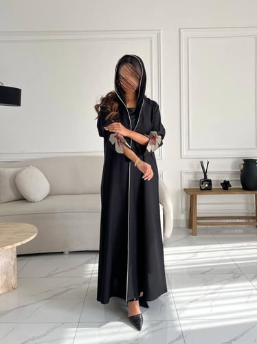 رقم العبايه 600/ القماش كريب لمار / القصه نص كلوش...