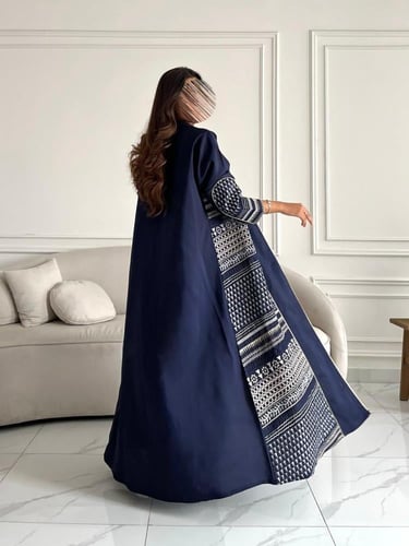 رقم العبايه 733 / القماش كريب ملكي / القصه نص كلوش...