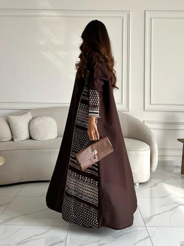 رقم العبايه 723 / القماش كريب لمار / القصه نص كلوش...