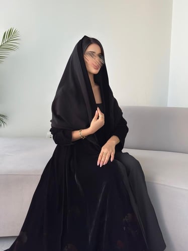 عبايه رقم 884 / القماش مخمل شتوي / القصه نص كلوش /...