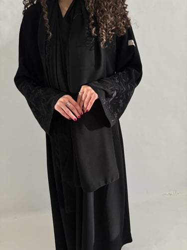 عباية ورد اسود