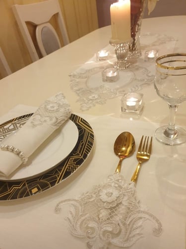 مفرش دانتيل فضي