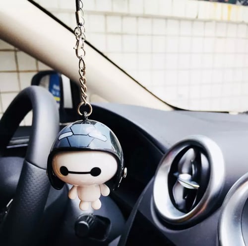 تعليقة سيارة بخوذة رمادية