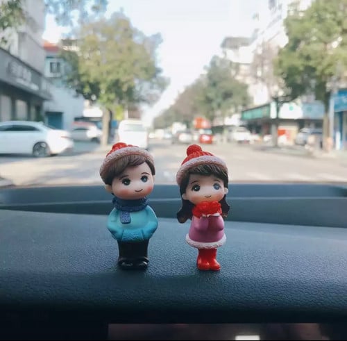 زينة سيارة بشكل ولد وبنت