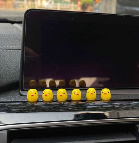 زينة سيارة بشكل بطة