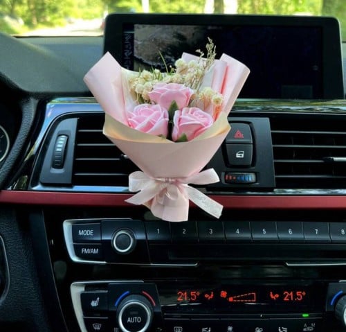 فواحة سيارة بشكل باقة ورد